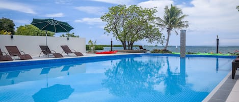Piscine extérieure, accÚs possible de 7 h à 21 h, parasols