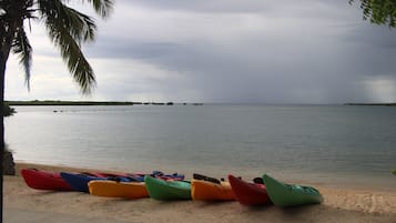 PĂ„ stranden, solstolar, parasoller och strandhanddukar