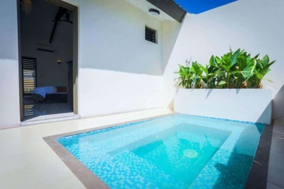 Pool | Outdoor pool, open 7 AM to 9 PM, pool umbrellas