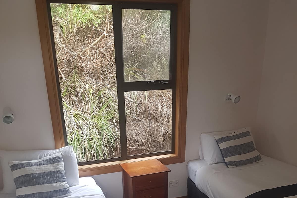 2 habitaciones, tabla de planchar con plancha y ropa de cama 