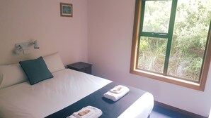 2 habitaciones, tabla de planchar con plancha y ropa de cama
