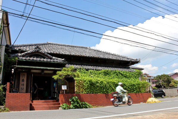 A traditional Japanese house with a tiled roof and a brick entrance. - Guest House Kamejikan (Kamakura)