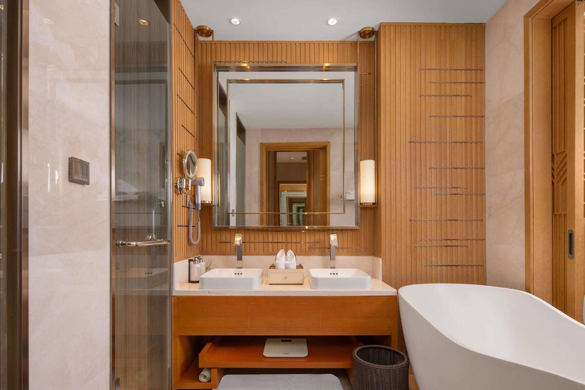 1 bedroom, premium bedding, minibar, in-room safe