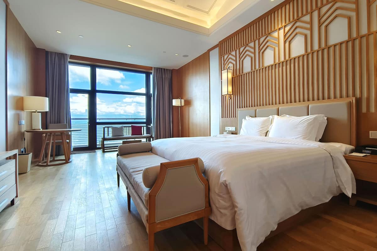 Chambre Deluxe, 1 très grand lit, vue montagne | Literie de qualité supérieure, minibar, coffres-forts dans les chambres