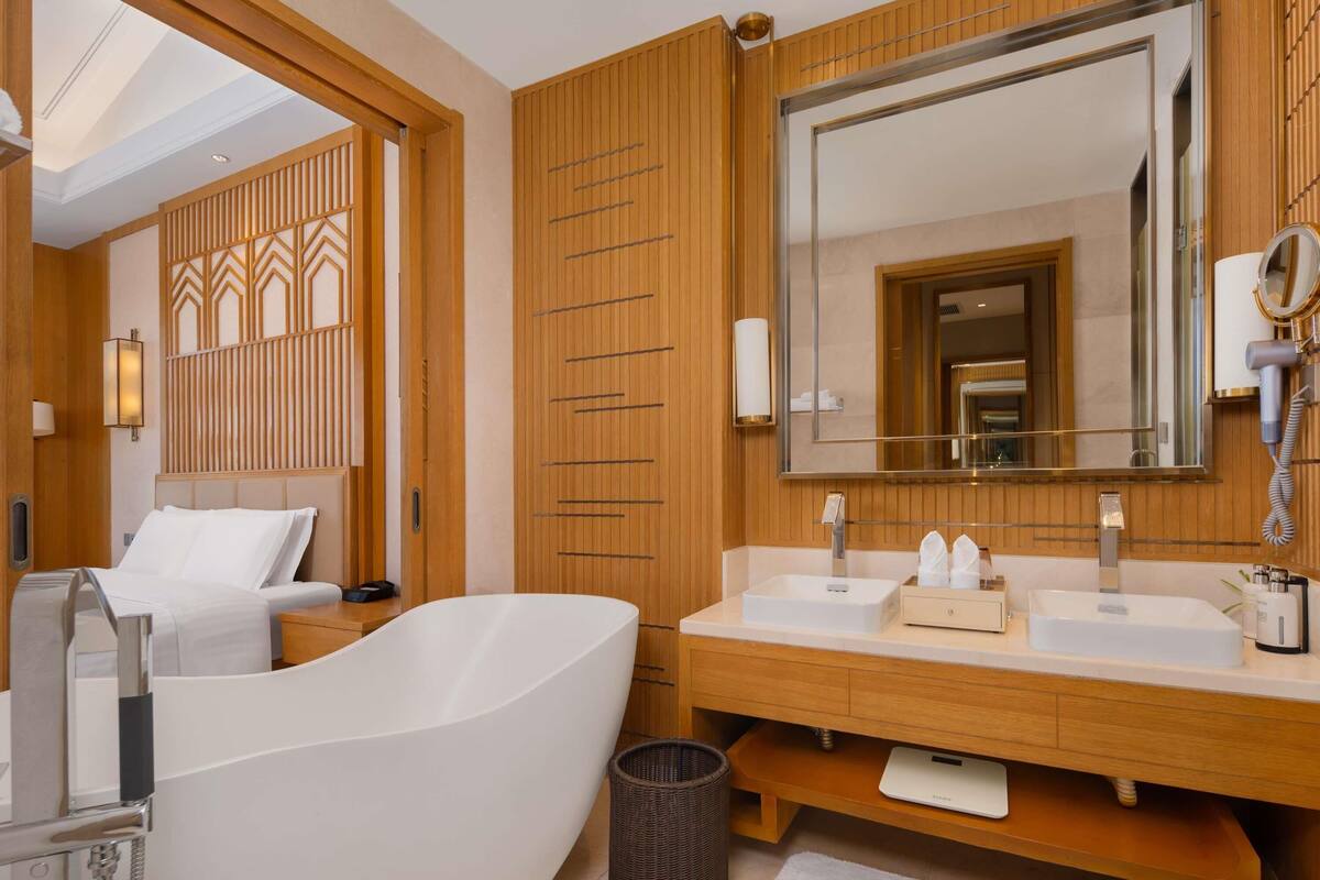 Hochwertige Bettwaren, Minibar, Zimmersafe, Schreibtisch
