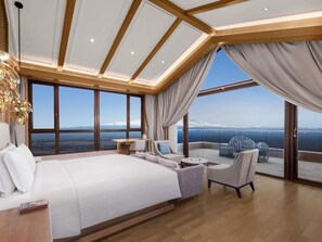 Bộ đồ giường cao cấp, minibar, két bảo mật tại phòng 