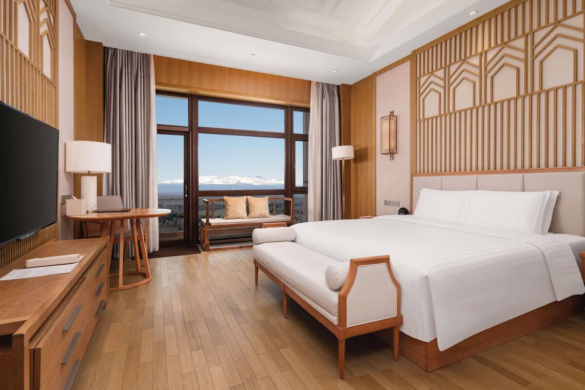 Executive Room, 1 King Bed, Mountain View | 1 bedroom, premium bedding, minibar, in-room safe