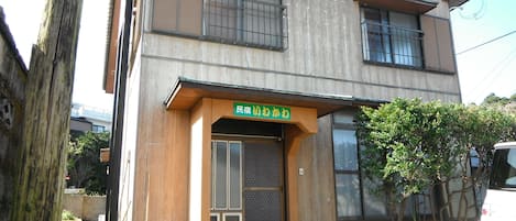 Vista frontal de la propiedad