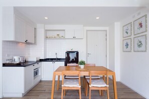 Appartement, 2 chambres | Restauration dans la chambre