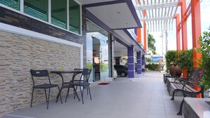 Terrace/patio - Thungtawan Hotel (Nakhon Si Thammarat)