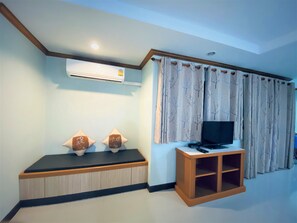 Individually furnished, laptop workspace, blackout drapes - Thungtawan Hotel (Nakhon Si Thammarat)