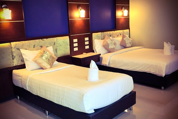 Classic Triple Room, 1 Bedroom | Individually furnished, laptop workspace, blackout drapes