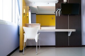 Habitación estándar | Mobiliario individual y espacio para trabajar con un portátil
