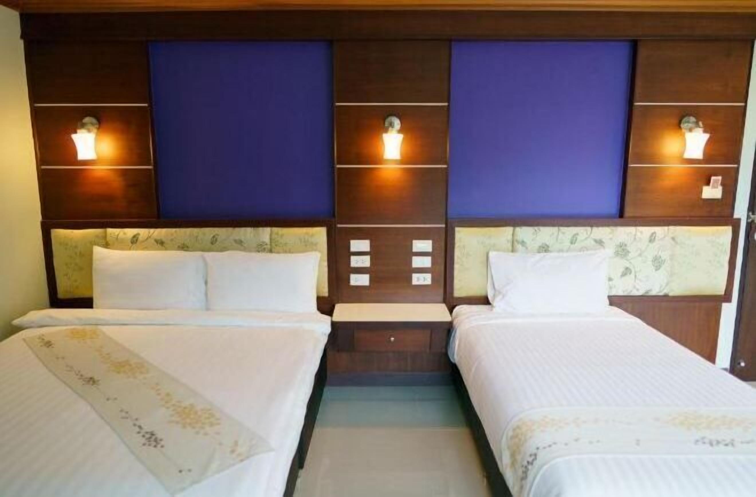 Individuelt innredet, skrivebord for bærbar PC og blendingsgardiner