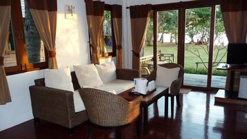 Beach Front Deluxe Room | Área de estar