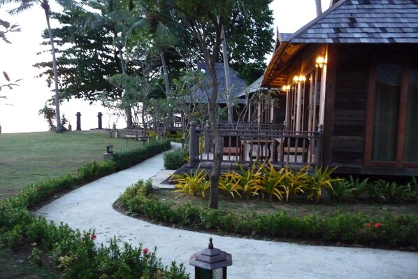 A wooden building with a porch and a pathway leading to it. - New Ozone Resort & Spa (Ko Lanta)