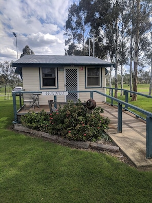 A small building with a sign reading "WAINU". - The Woolshed at Jondaryan - Campsite (Jondaryan)