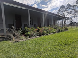Rustic Cabins Rooms 6-9 with a covered porch and a garden area. - The Woolshed at Jondaryan - Campsite (Jondaryan)