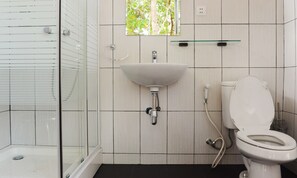 Bungalou, vistes al llac (Wooden, no hot water) | Bany | Dutxa, articles de tocador gratuïts, assecador de cabells i barnussos
