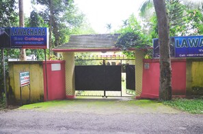 Property entrance - Lawachara Eco Cottage (Kamalganj)