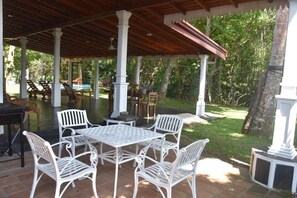 Outdoor dining - Sethra Villa (Bentota)