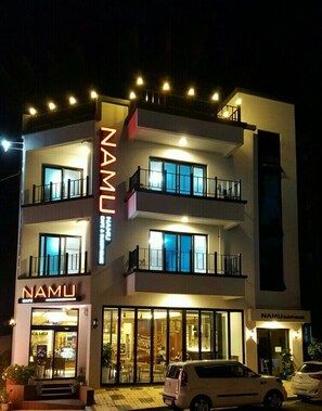 Façade de l’hébergement - soirée/nuit