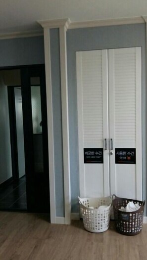 Apartment | Bathroom amenities | Shower, free toiletries, hair dryer, towels - Namu Guesthouse & Pension - Hostel (Yeosu)