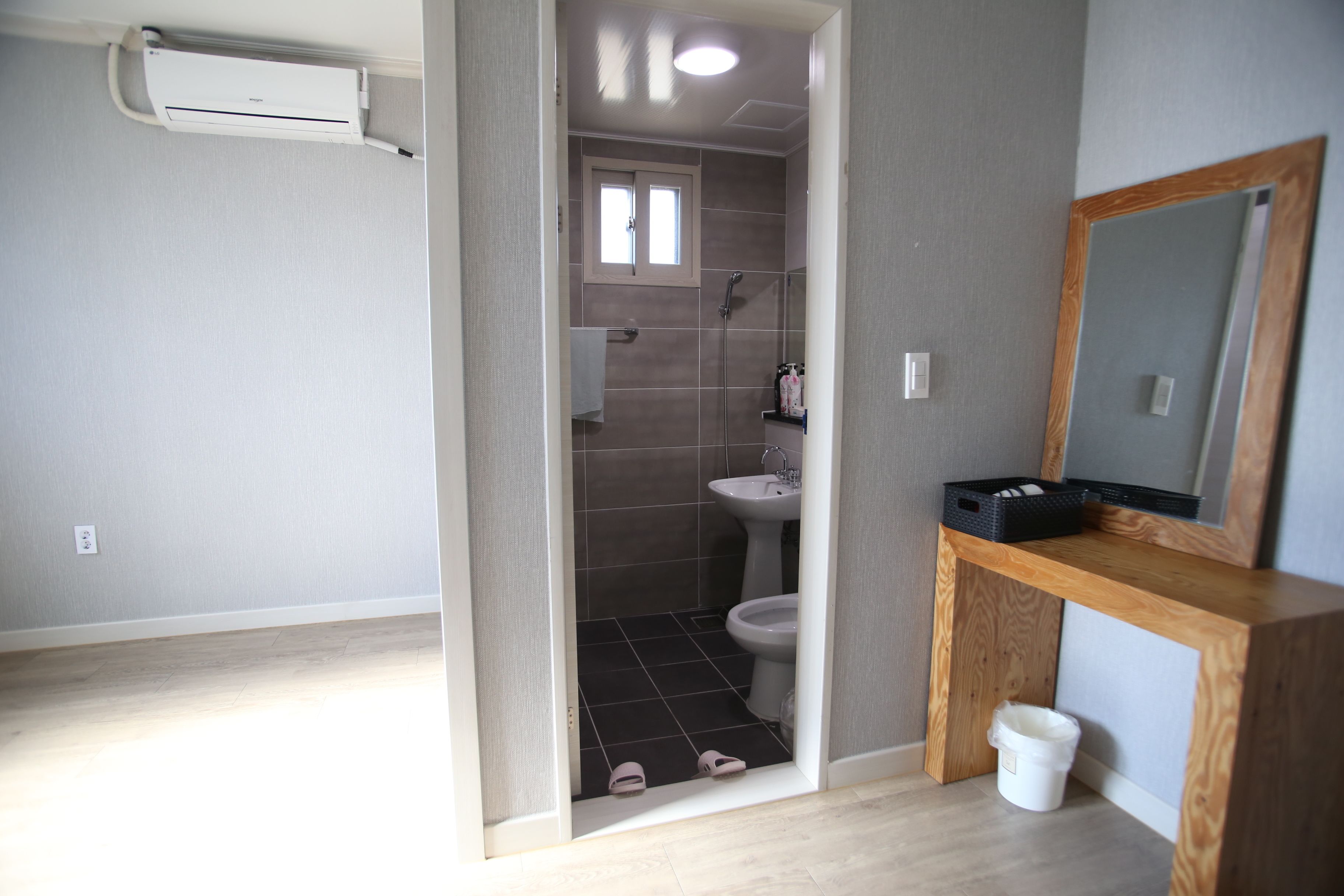 Apartment | Bathroom | Shower, free toiletries, hair dryer, towels
