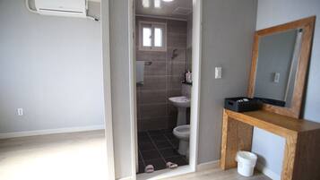 Apartment | Bathroom | Shower, free toiletries, hair dryer, towels