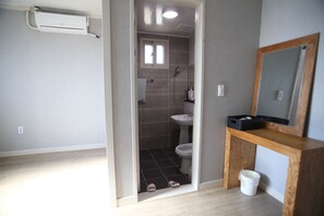 Apartment | Bathroom | Shower, free toiletries, hair dryer, towels - Namu Guesthouse & Pension - Hostel (Yeosu)