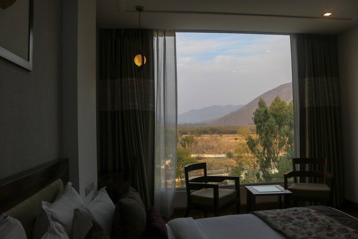 deluxe room with king bed | premium bedding, minibar, in-room safe, desk