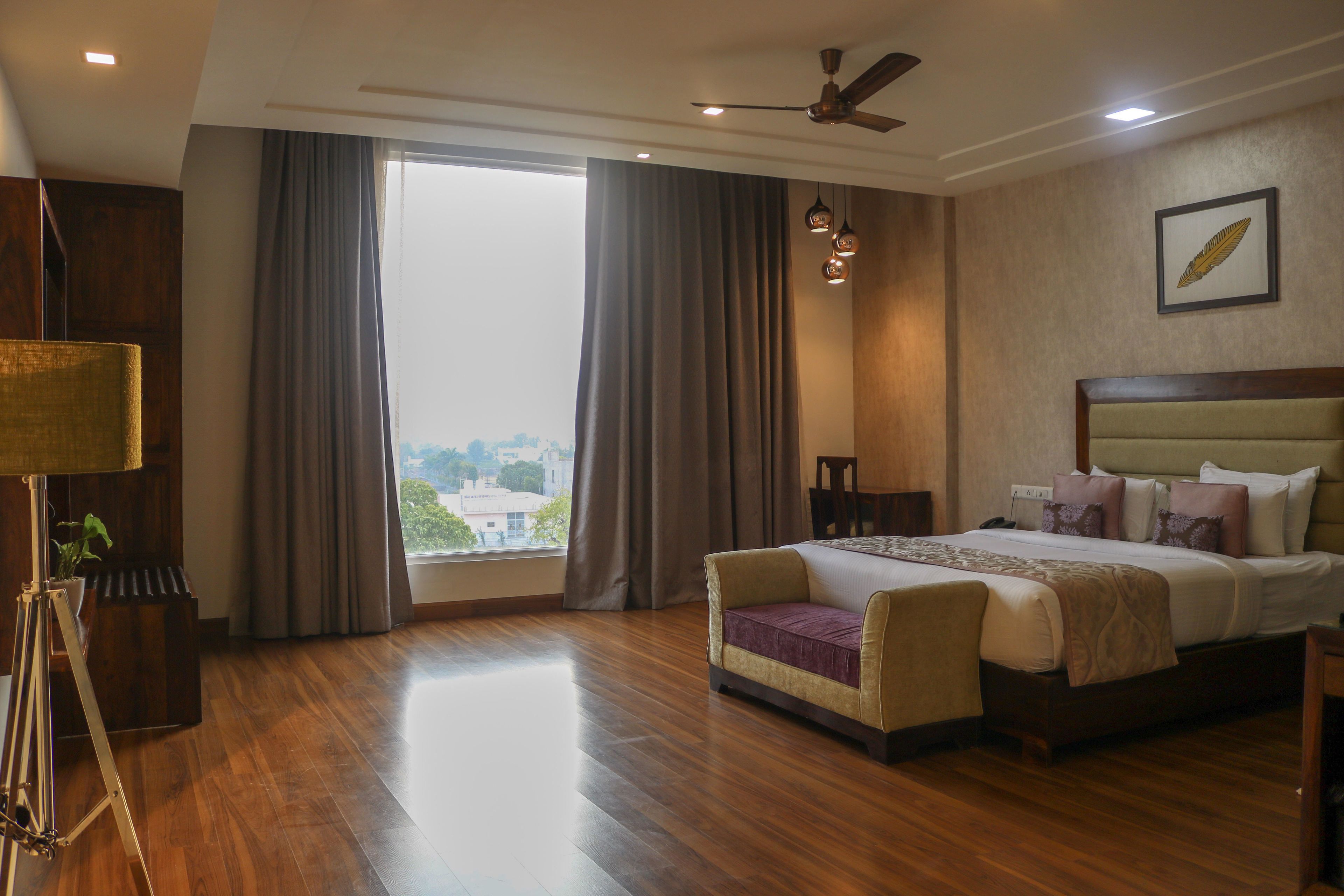 premium bedding, minibar, in-room safe, desk