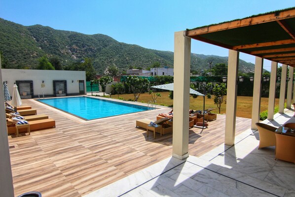 Piscine extérieure, chaises longues