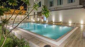 Piscina externa, funciona das 8h às 20h, espreguiçadeiras