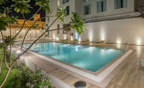 Piscina all'aperto, con ingresso dalle 08:00 alle 20:00, lettini