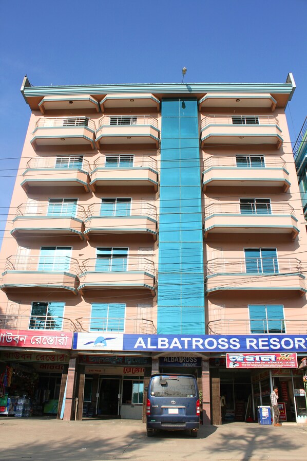 Vista frontal de la propiedad