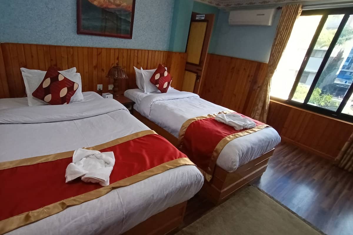 Deluxe kamer | Een bureau, extra bedden, gratis wifi, beddengoed