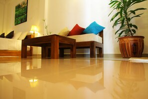 Premium bedding, in-room safe, desk, soundproofing - Rohini Residence (Seeduwa - Katunayake)