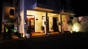 Façade de l’hébergement - soirée/nuit