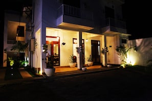 Fassade der Unterkunft – Abend/Nacht