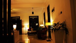Coin salon dans le hall