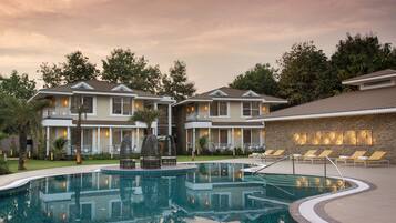 Alberca al aire libre y camastros