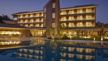 Vista frontal de la propiedad por la tarde o noche