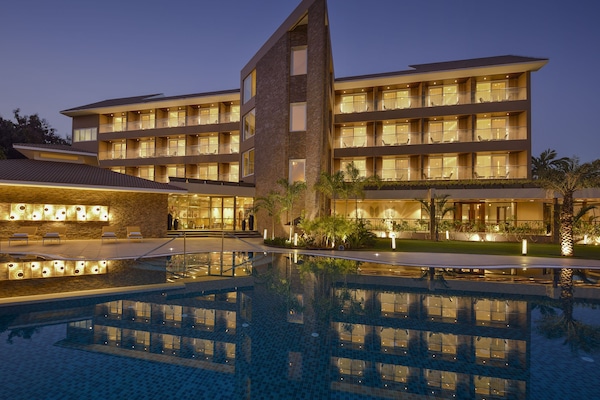 Fachada da propriedade à noite