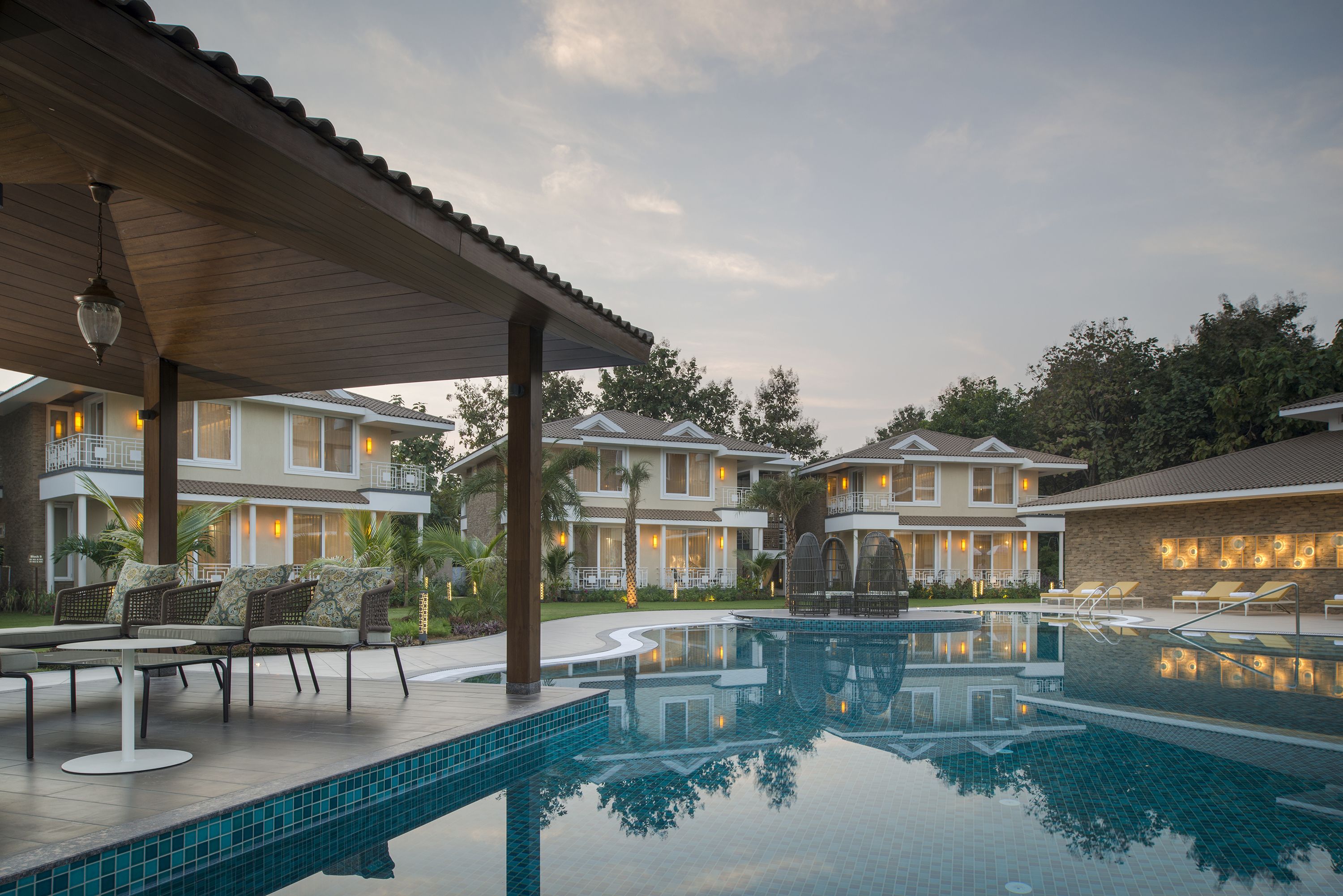 Utendørsbasseng og solsenger