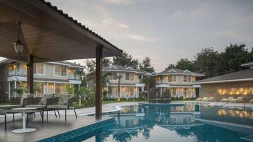 Alberca al aire libre y camastros