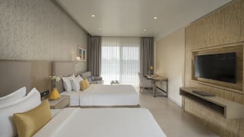 Ropa de cama de alta calidad y caja de seguridad en la habitación