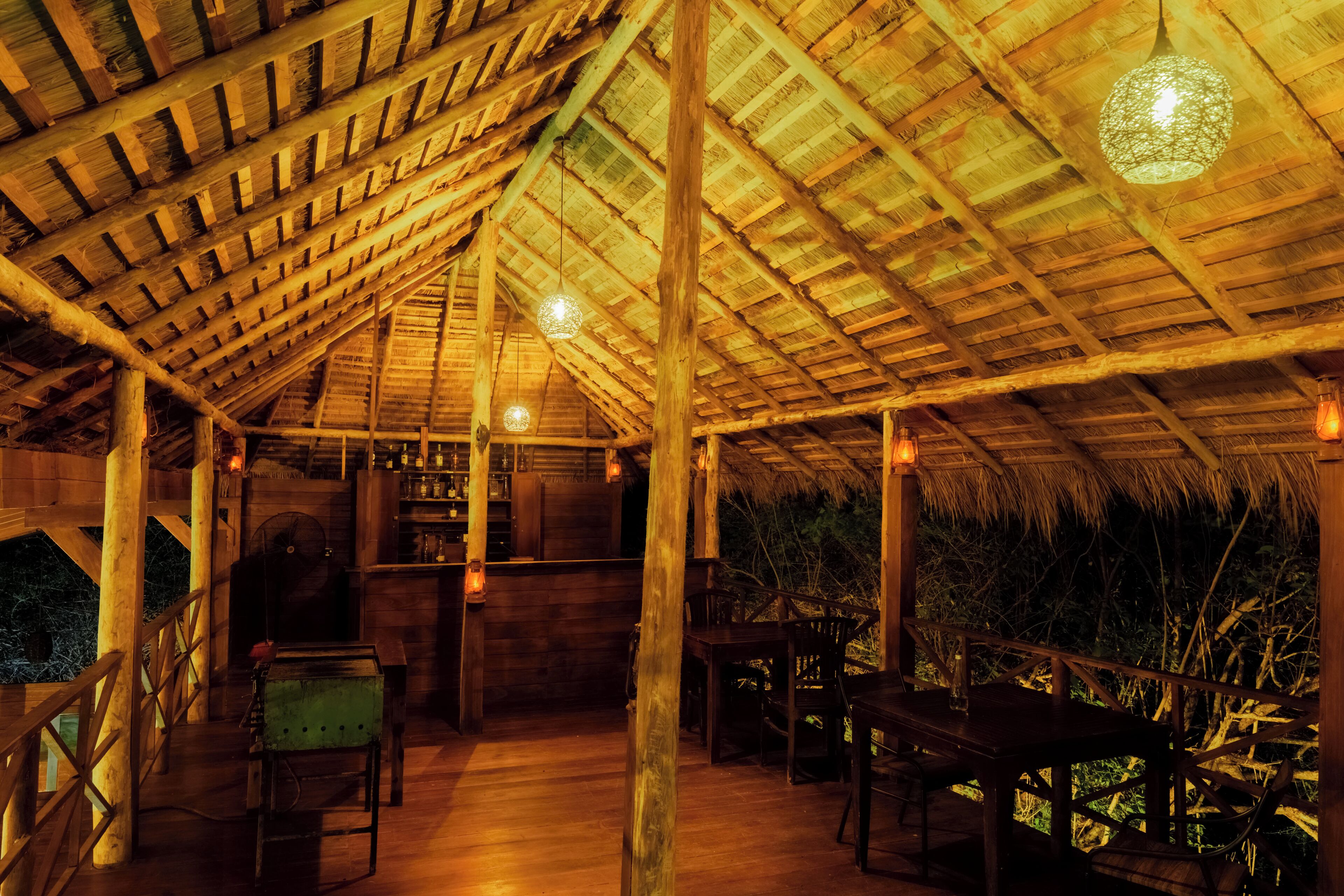 Melayani sarapan dan makan siang dengan sajian masakan internasional