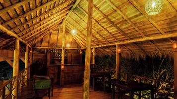 Melayani sarapan dan makan siang dengan sajian masakan internasional