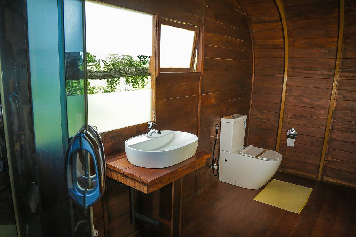 Familie huisje, meerdere bedden, uitzicht op oceaan | Badkamer | Een douche, gratis toiletartikelen, handdoeken